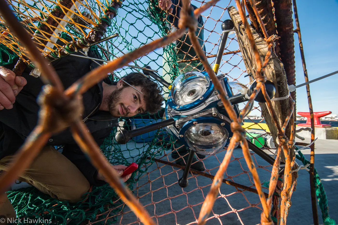 Théo Belnou preparando la cámara 360 submarina - Ocean School Fogo Island